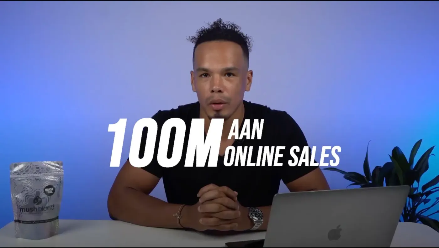 Joshua Kaats aan zijn laptop, met de tekst 100M aan online sales